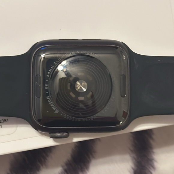 APPLE WATCH SE LIKE NEW!! - Picture 3 of 10